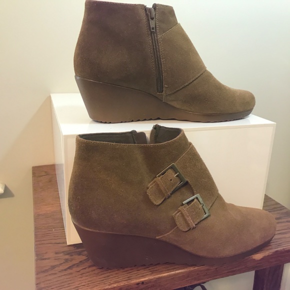 Munro ‘Drew’ water resistant  suede wedge booties - Picture 14 of 16